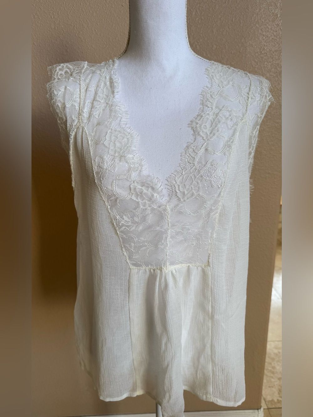 Lovestitch Ivory Lace V-Neck Sleeveless Blouse.  Size Small